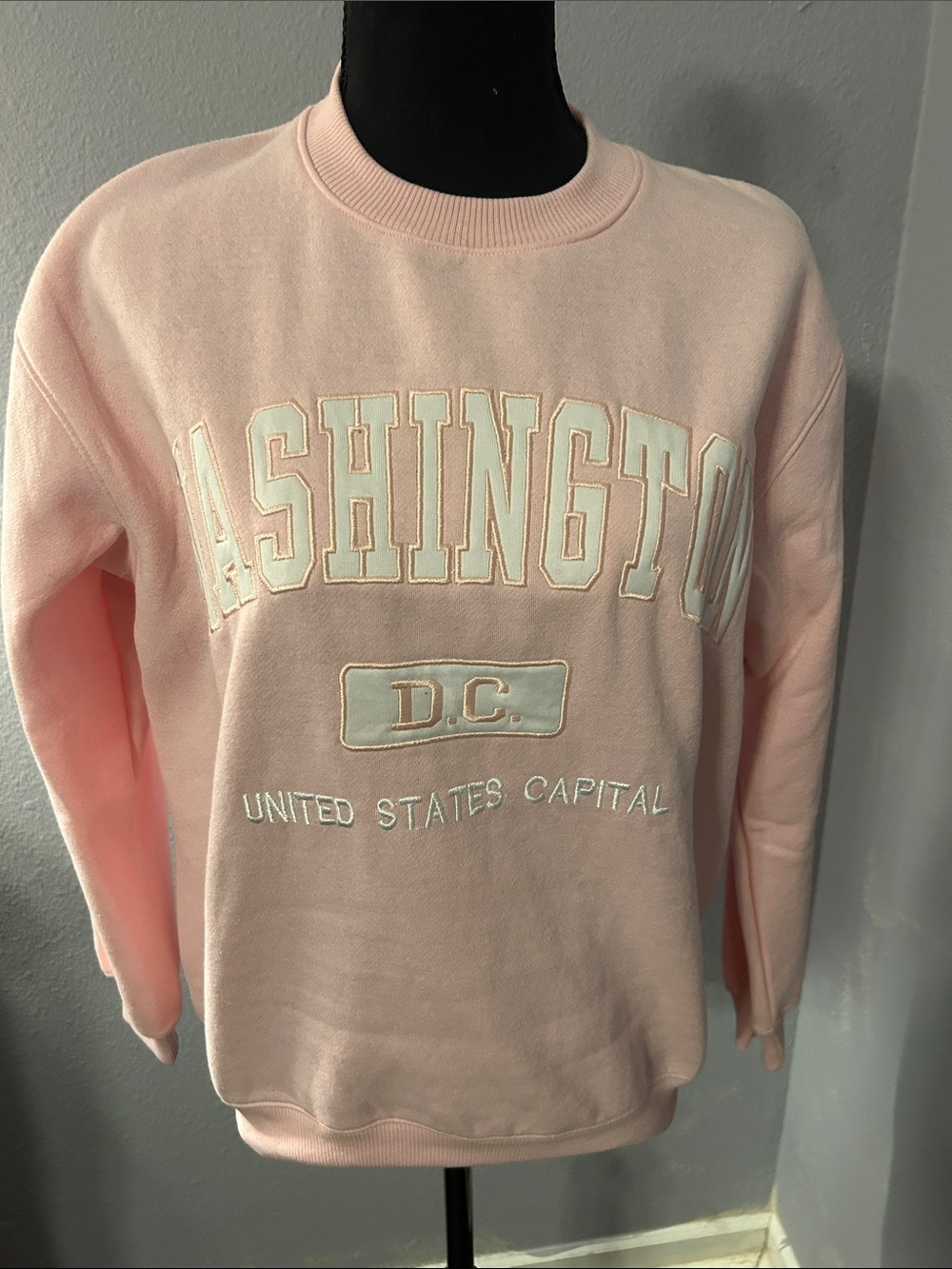 Washington D.C. Crewneck Sweatshirt Pink  Size Small
